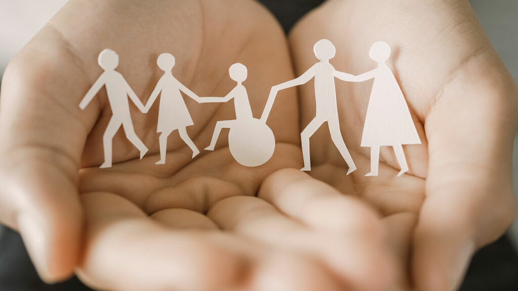 Papierfamilie in Hand
